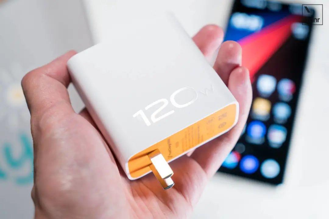 小米做出苹果都无法量产的 AirPower 了？